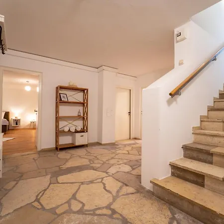 Dreamcation - Ehemalige Pfarrer- & Souterrain Wohnung, 3d-tour, Terrasse, Garten, Bbq Apartment *